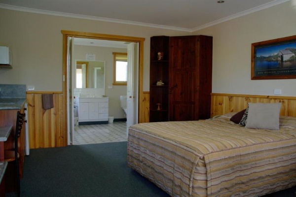 Kentish Hills Retreat image 15