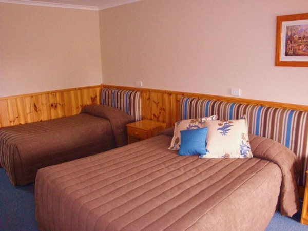 Kentish Hills Retreat image 17